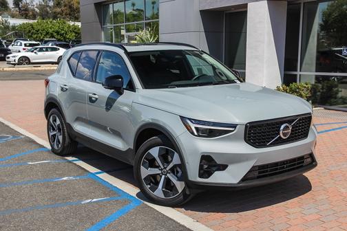 2025 Volvo XC40 B5 Plus Dark Theme