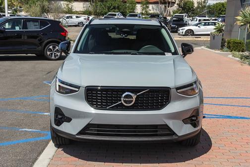 2025 Volvo XC40 B5 Plus Dark Theme