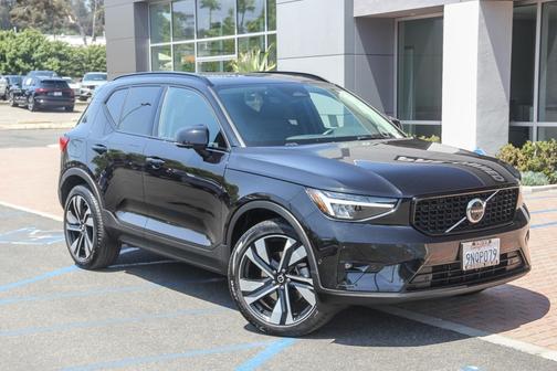 2025 Volvo XC40 B5 Plus Dark Theme