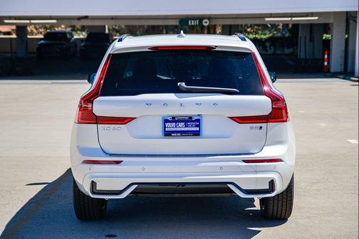 Crystal White Metallic 2026 Volvo XC60 B5 Plus