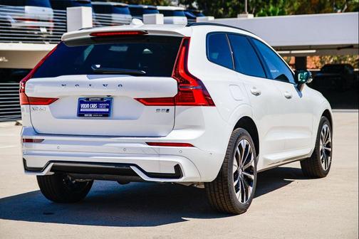 Crystal White Metallic 2026 Volvo XC60 B5 Plus
