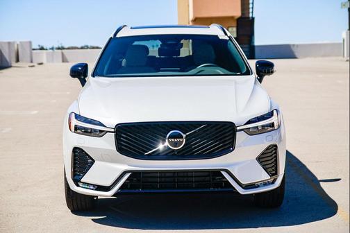 Crystal White Metallic 2026 Volvo XC60 B5 Plus