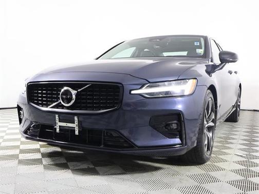 2024 Volvo S60 B5 Plus Dark Theme