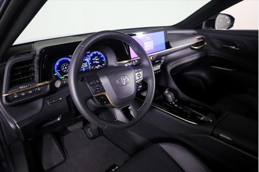 2025 Toyota Crown Signia XLE