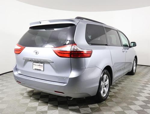 2016 Toyota Sienna LE