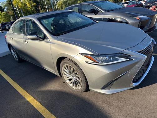 2019 Lexus ES 300h Luxury