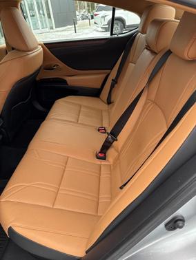 2023 Lexus ES 300h Luxury