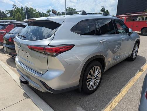 2023 Toyota Highlander Hybrid Platinum
