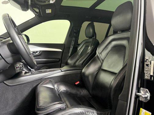 2018 Volvo XC90 T6 Momentum