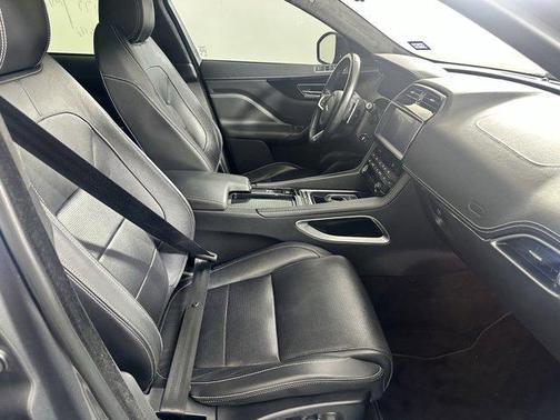 2019 Jaguar F-PACE 30t R-Sport