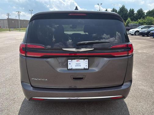 2023 Chrysler Pacifica Touring-L