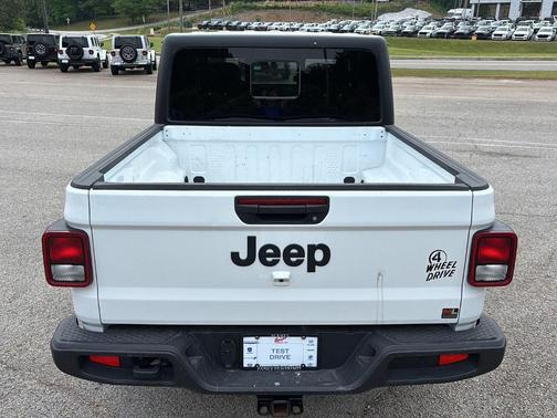 2022 Jeep Gladiator Sport