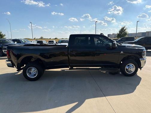 Diamond Black Crystal Pearlcoat 2027 RAM 3500 Tradesman