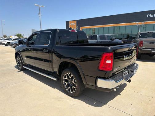Diamond Black Crystal Pearlcoat 2026 RAM 1500 Laramie