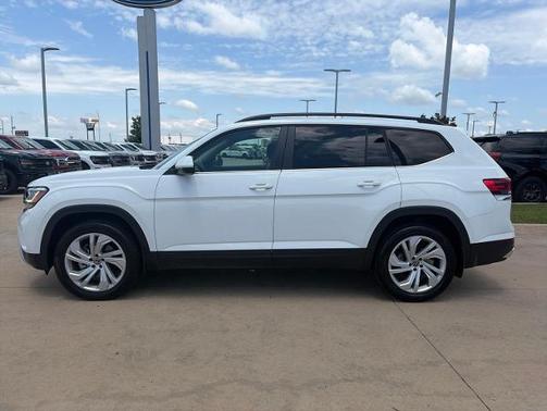 Pure White 2022 Volkswagen Atlas 2.0T SE