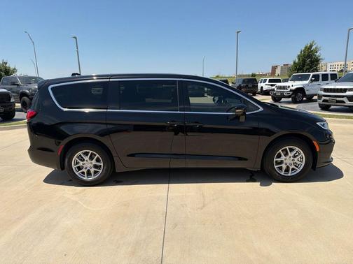 Diamond Black Crystal Pearlcoat 2026 Chrysler Pacifica L