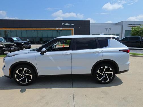 White 2024 Mitsubishi Outlander SE