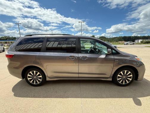 2020 Toyota Sienna XLE