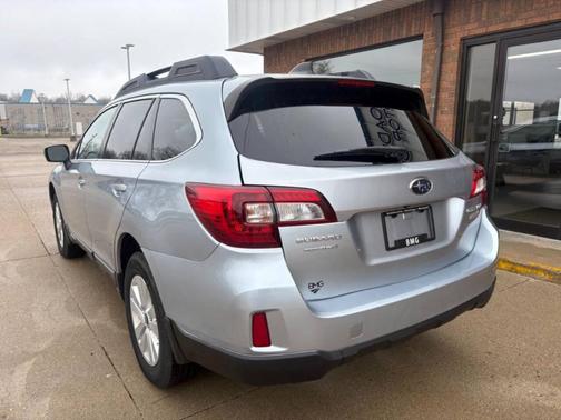 Ice Silver Metallic 2017 Subaru Outback 2.5i Premium