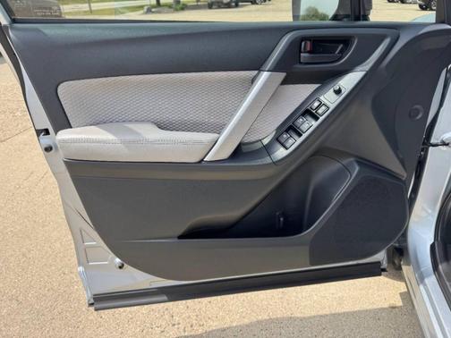 Ice Silver Metallic 2018 Subaru Forester 2.5i