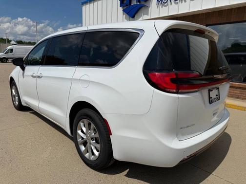 2024 Chrysler Pacifica Touring-L