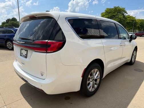 2024 Chrysler Pacifica Touring-L