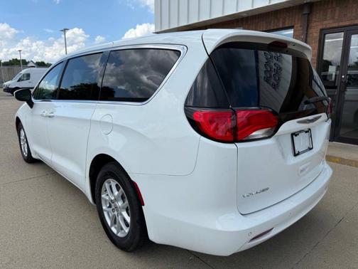 2021 Chrysler Voyager LX
