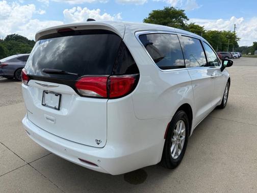 2021 Chrysler Voyager LX