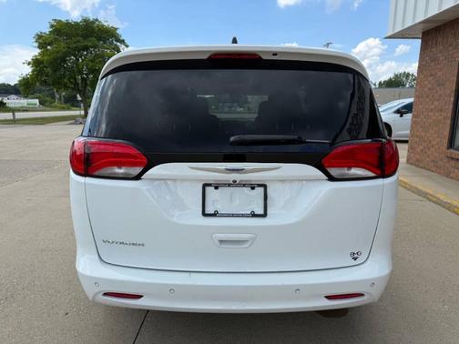 2021 Chrysler Voyager LX