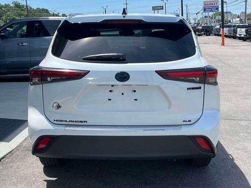 Wind Chill Pearl 2024 Toyota Highlander Hybrid XLE