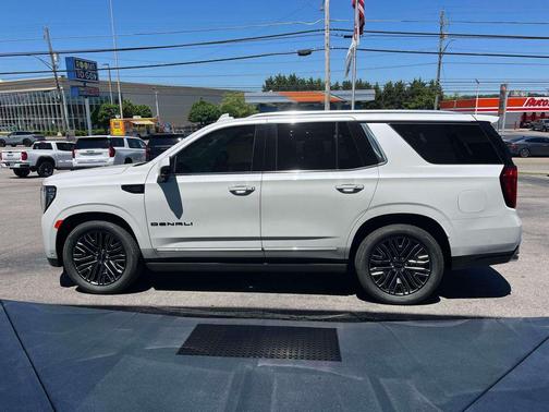 White Frost Tricoat 2023 GMC Yukon Denali