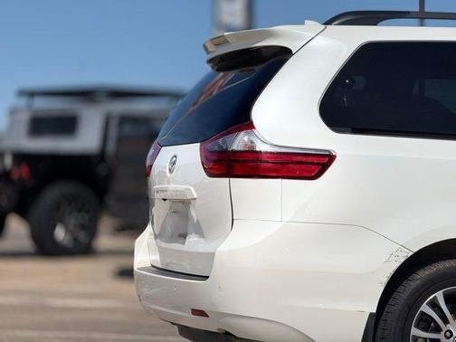 Blizzard Pearl 2020 Toyota Sienna XLE
