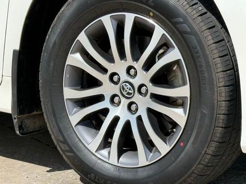 Blizzard Pearl 2020 Toyota Sienna XLE