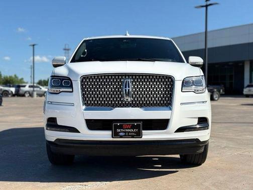 Pristine White Metallic Tri-Coat 2023 Lincoln Navigator Reserve