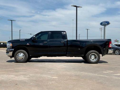 Diamond Black Crystal Pearlcoat 2024 RAM 3500 Tradesman Crew Cab 4x4 8' Box