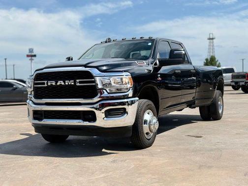 Diamond Black Crystal Pearlcoat 2024 RAM 3500 Tradesman Crew Cab 4x4 8' Box