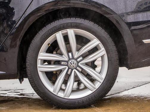 2017 Volkswagen Passat 1.8T SEL Premium