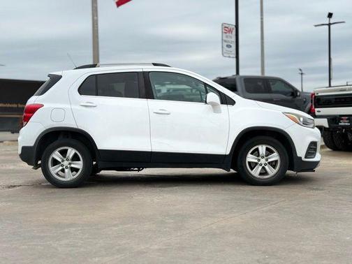 Summit White 2018 Chevrolet Trax LT