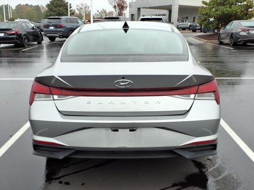 2023 Hyundai ELANTRA SE