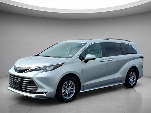 2024 Toyota Sienna XLE