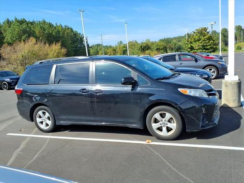 2020 Toyota Sienna LE