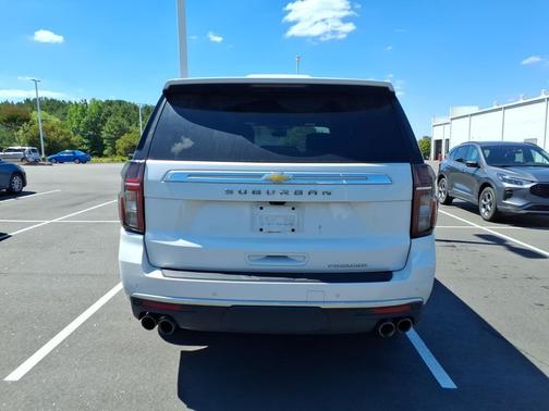 Iridescent Pearl Tricoat 2024 Chevrolet Suburban Premier