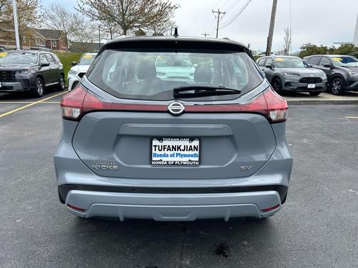 Boulder Gray Pearl/Super Black 2021 Nissan Kicks SV