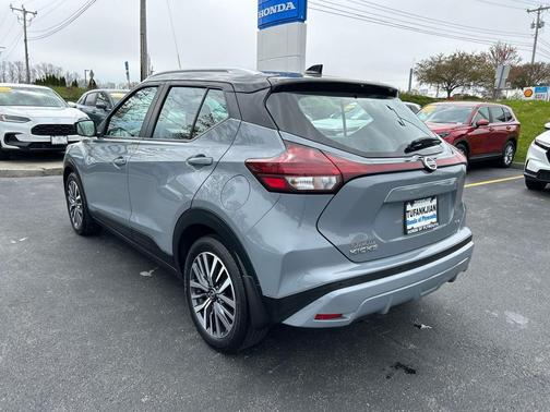 Boulder Gray Pearl/Super Black 2021 Nissan Kicks SV