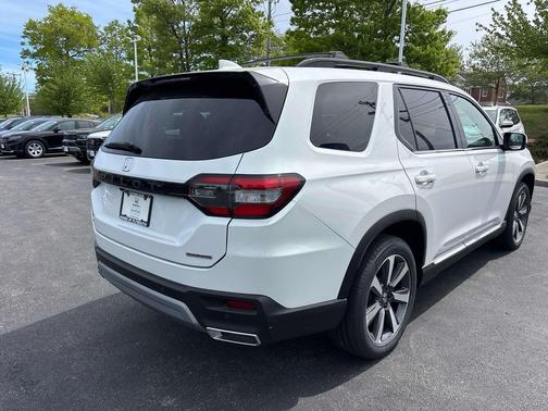 Platinum White Pearl 2023 Honda Pilot Touring 8-Passenger