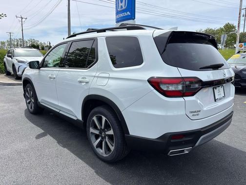 Platinum White Pearl 2023 Honda Pilot Touring 8-Passenger