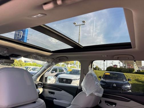 Platinum White Pearl 2026 Honda Pilot Touring 8-Passenger