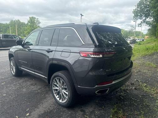 2022 Jeep Grand Cherokee Summit