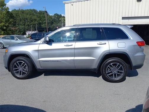 Photo 1 of 31 of 2018 Jeep Grand Cherokee Laredo