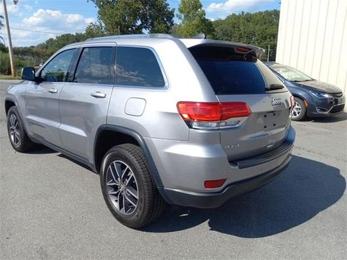Photo 2 of 31 of 2018 Jeep Grand Cherokee Laredo
